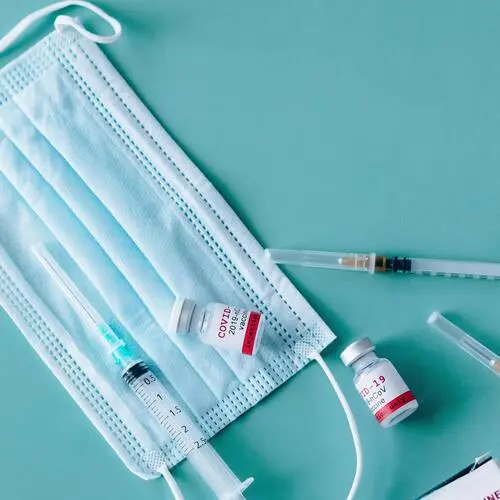 vaccin seringue et masque covid